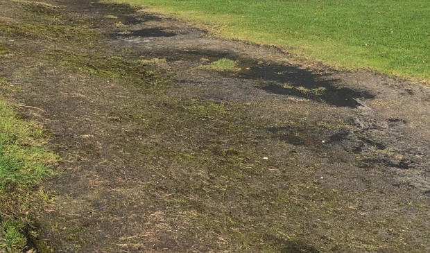 <p>Afvalrubber naast een voetbalveld in Leeuwarden. </p>