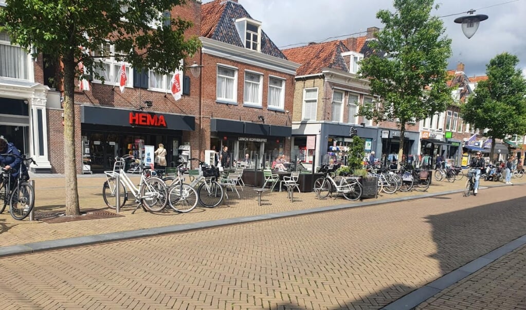 Zomaar een foto van een karakteristieke winkelstraat in één van de elf mooie Friese steden.