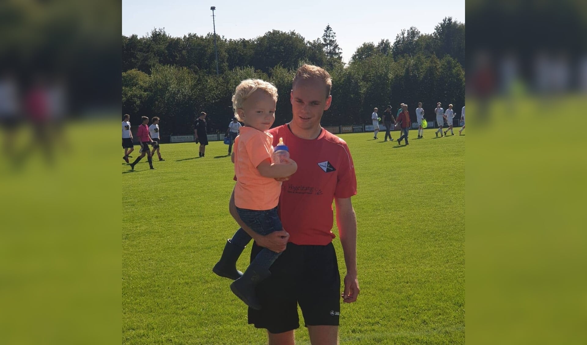 Berthold is naast voetballen ook dol op zijn neefje Sven.