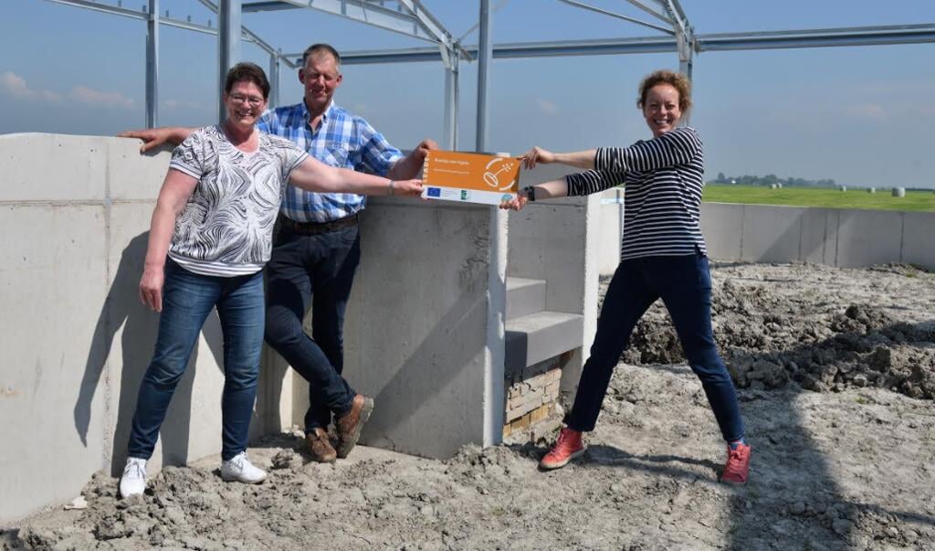 Marten en Anneke de Jong ontvangen het LEADER-bordje uit handen van gedeputeerde Sietske Poepjes