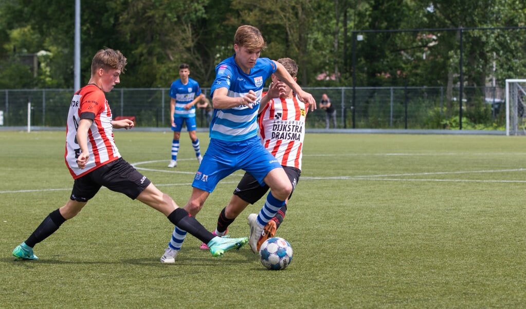 Sven (links) in actie voor SC Cambuur tegen PEC Zwolle.