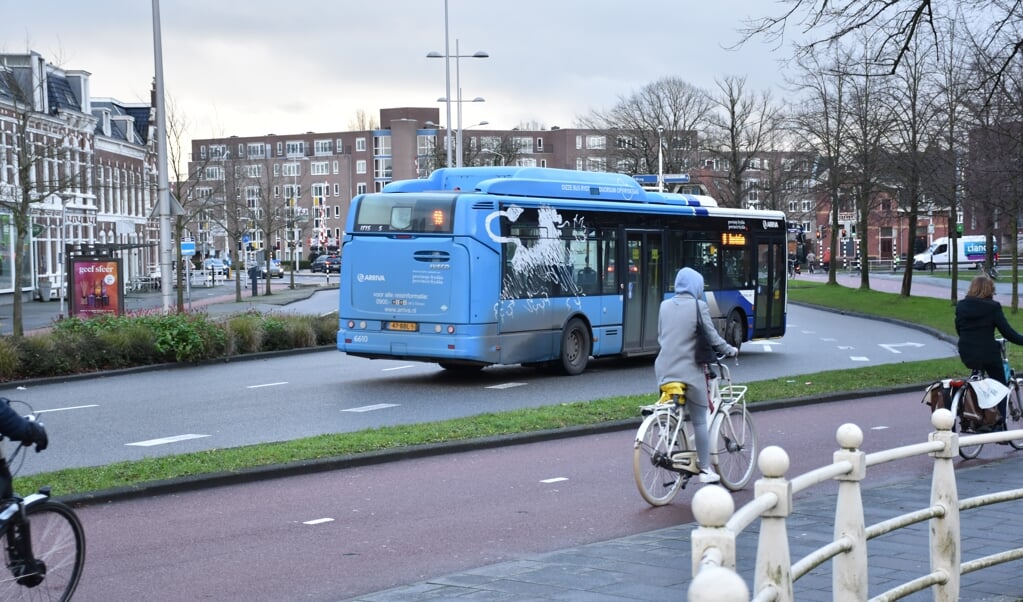 Het aantal reizigers in het Friese openbaar vervoer is vorig jaar fors gedaald.