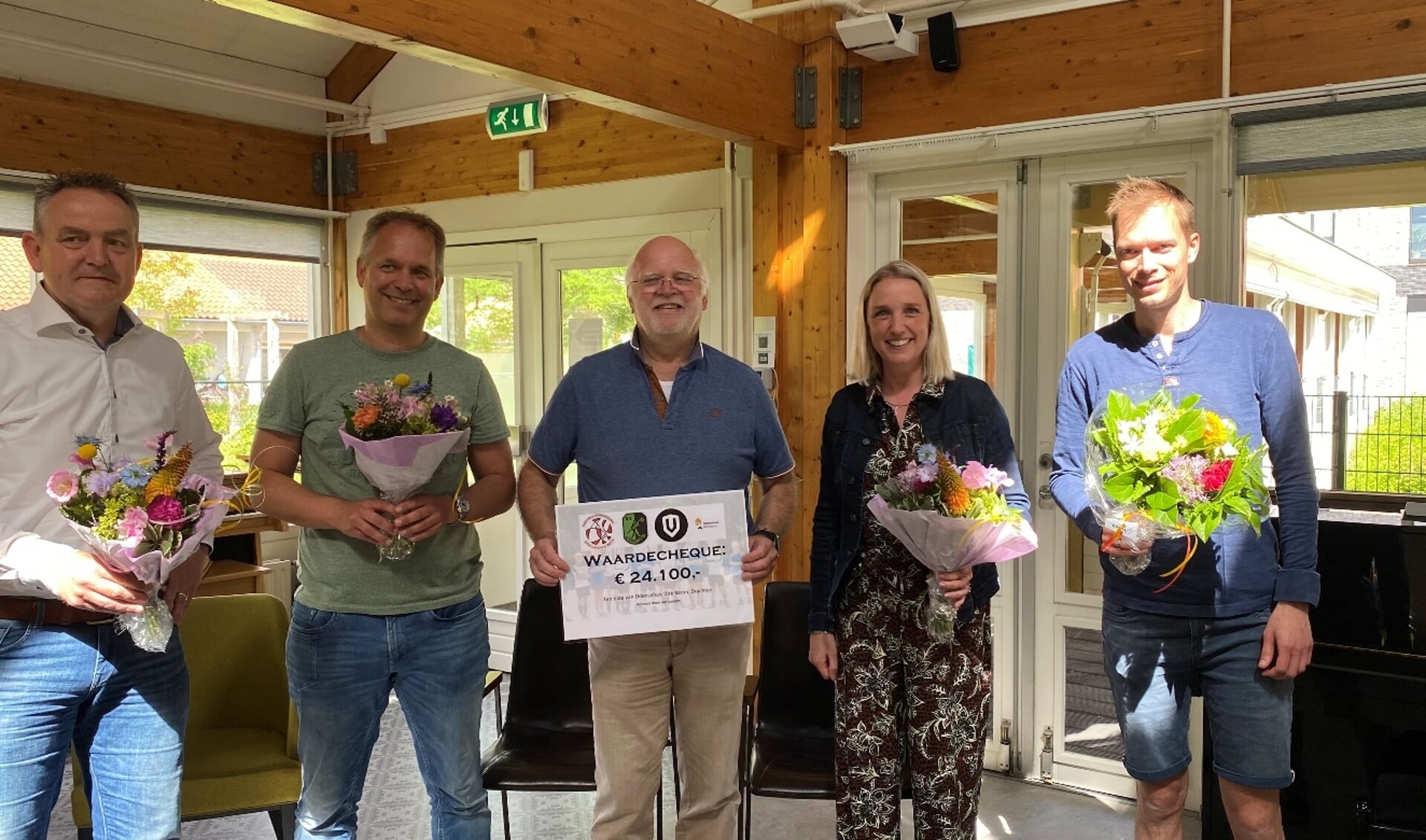 De cheque is overhandigd door besturen van Drachtster Boys en KV Drachten / Van der Wiel en actiecomités aan de voorzitter van het Odensehuis. V.l.n.r. Gijs Lokhorst, Tedo Rijm, Jaap Broersma, Boukje Adema, Marco Jelsma.