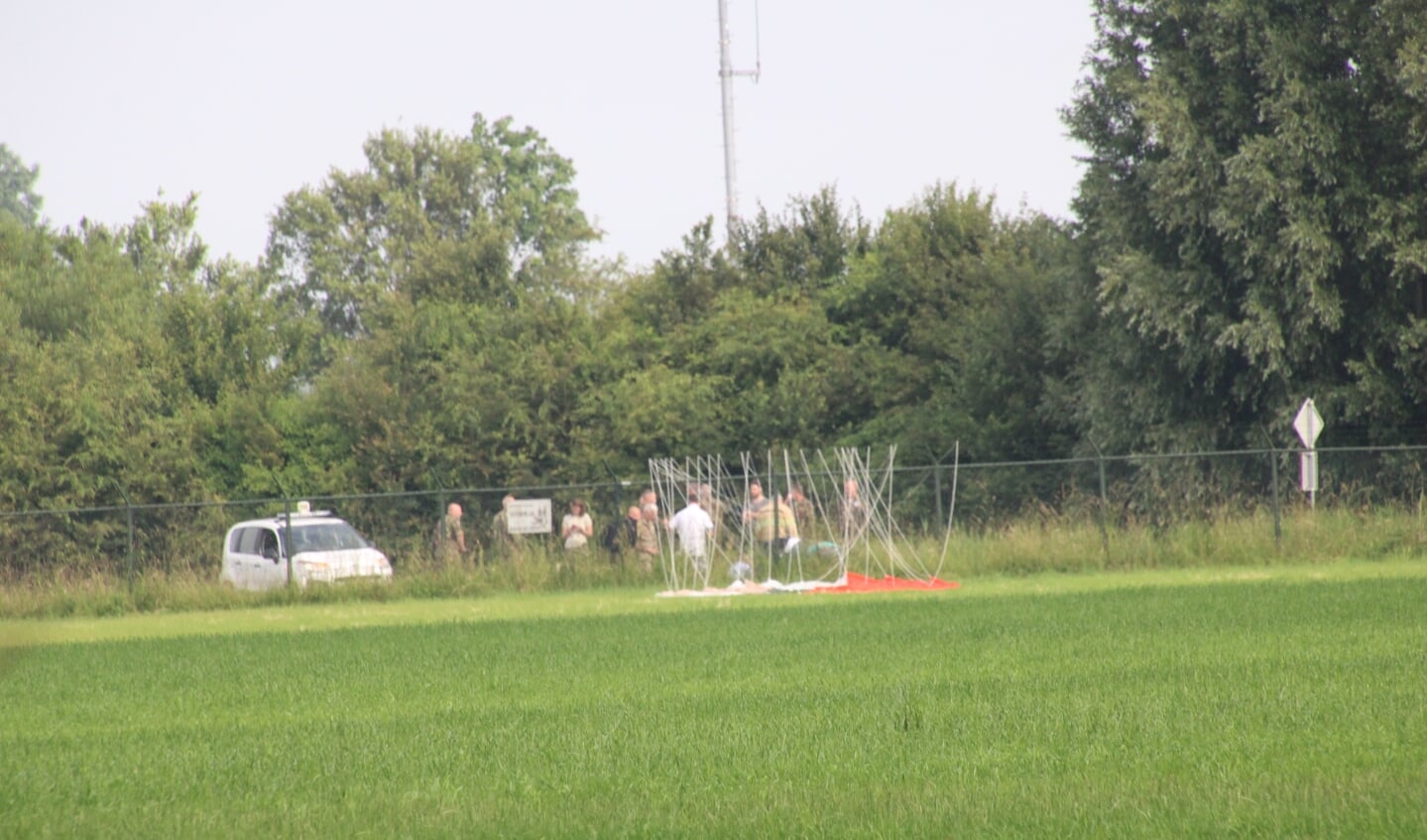 Hulpdiensten in actie bij ongeluk met F-16 op vliegbasis Leeuwarden.