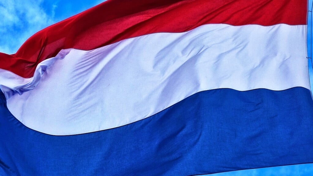 De Nederlandse vlag, die op 4 mei in het hele land halfstok hangt.