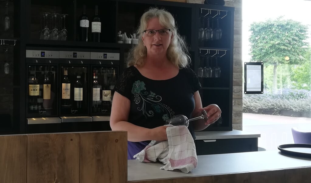 Lianne vindt het heerlijk om mensen te helpen in haar nieuwe wijnwinkel. 
