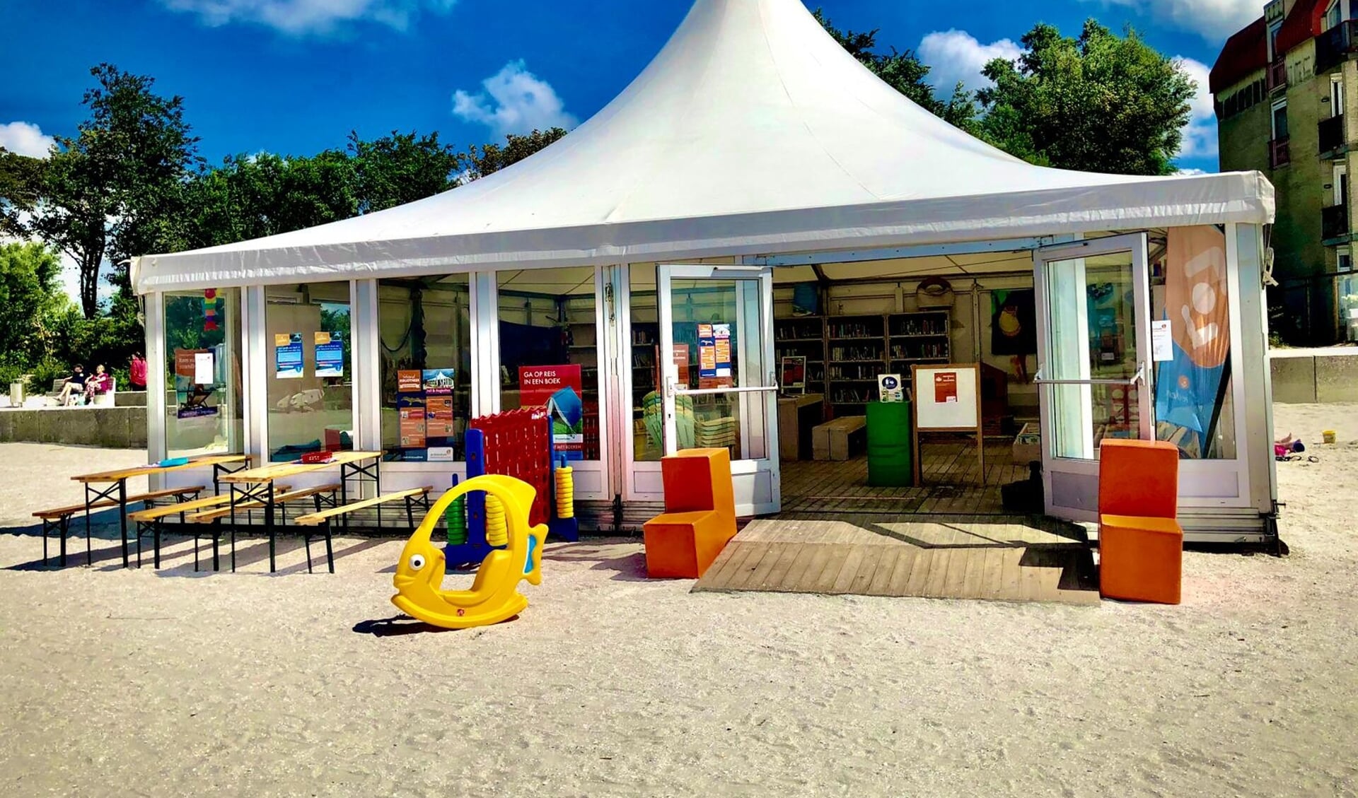 De enige echte strandbibliotheek van Nederland gaat weer open! Voor het vijftiende jaar op rij: een succesformule.