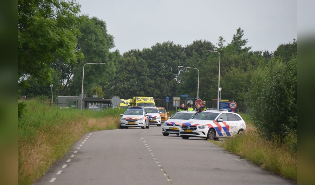 Hulpdiensten massaal in actie bij ongeluk met F-16 op vliegbasis Leeuwarden.