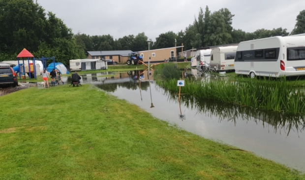 <p>De kampeerplaatsen voor tentjes zijn volledig onder gelopen</p>