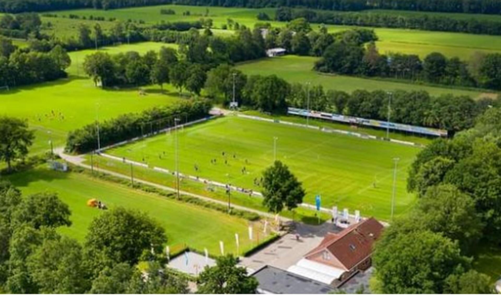 Foto van bovenaf op het voetbalterrein van VV Jubbega