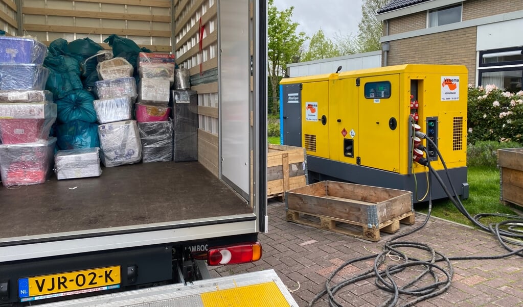 Mendy's spullen zijn ingepakt in plastic en gaan naar het vrieshuis. De aggregaat voorziet de heaters van stroom om de kamers te verhitten.