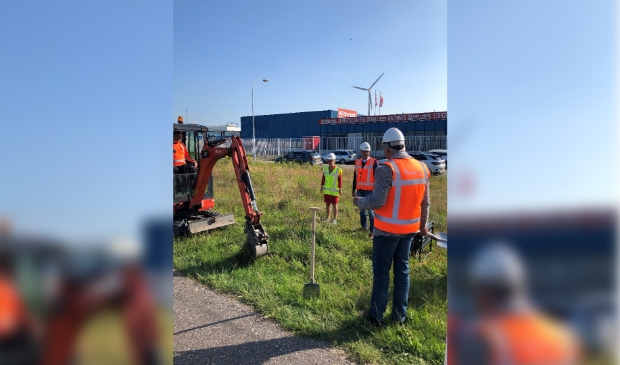 <p>De ceremoniële openingshandeling van de aanleg van het glasvezelnetwerk.</p>