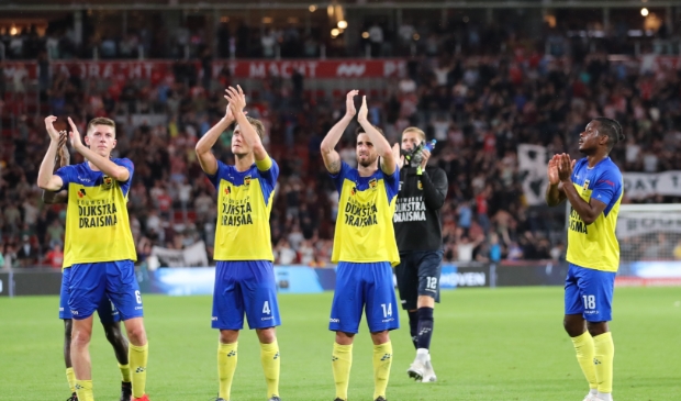De Cambuurspelers verlaten met opgeheven hoofd het veld tegen PSV.