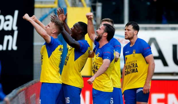 De spelers zijn door het dolle na het doelpunt van Jamie Jacobs.
