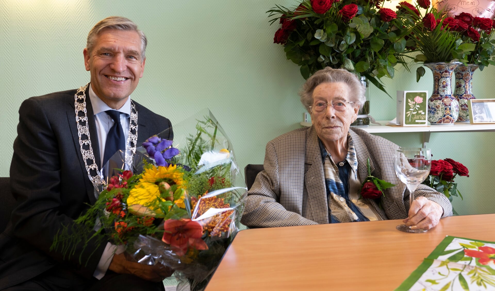 100 jarige Johanna Engelina Christina Binnema-Jonkhof krijgt bezoek van burgemeester Buma