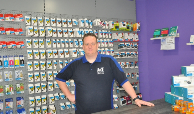 Eigenaar Addo Damhuis in de nieuwe zaak van AnY Computers.