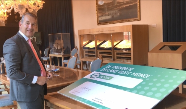 <p>Gedeputeerde verkeersveiligheid en voorzitter van het ROVZ Harry van der Maas en provinciesecretaris Ab Smit </p>