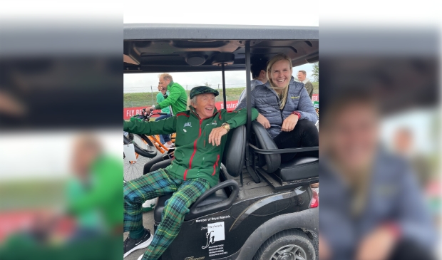 <p>De ontmoeting met levende legende Jackie Stewart maakt indruk op Beitske.</p>