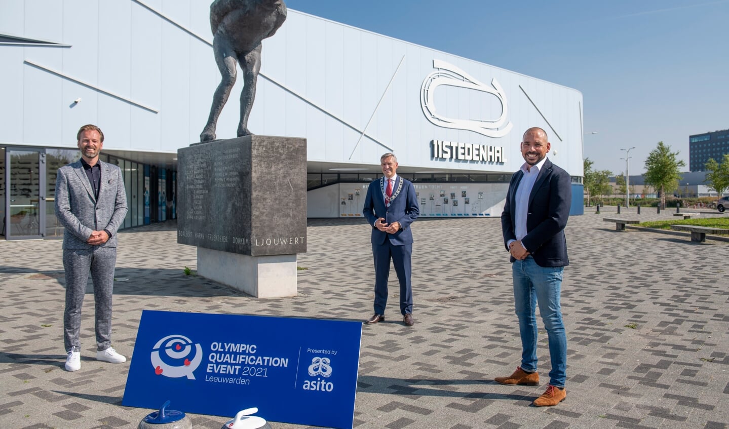 VLNR Klaas Siderius (directeur Elfstedenhal), Burgemeester Sybrand Buma van de gemeente Leeuwarden en Norberth Korsmit (organisator Triple Double)