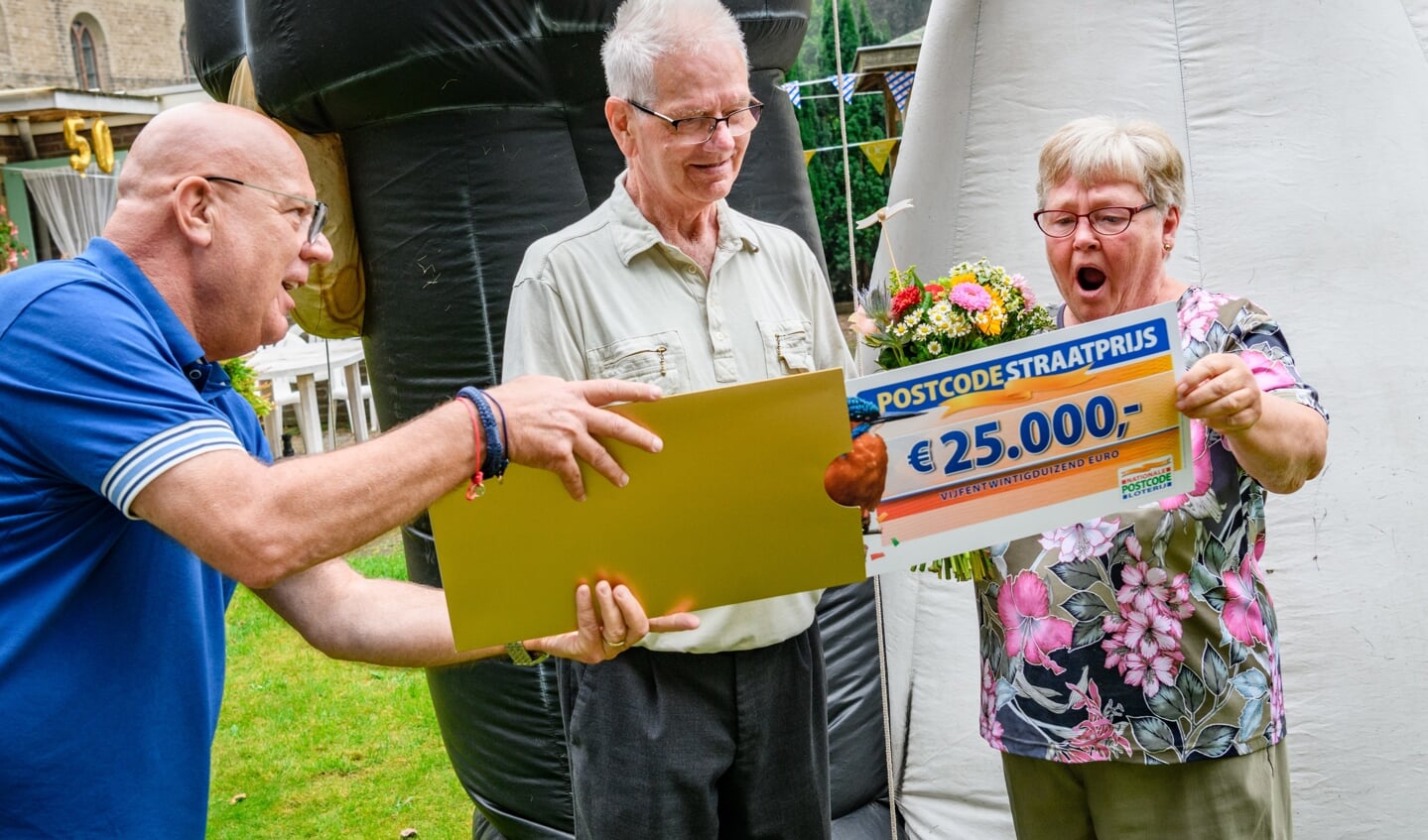 Japke en Wessel ontvangen cheque van 25.000 euro van Postcode Loterij-ambassadeur Gaston Starreveld. 