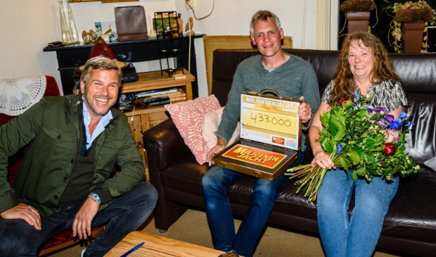 Bennie en Sietske uit Oldeholtpade zondagavond door Winston Gerschtanowitz verrast met 433.000 euro