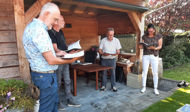 <p>V.l.n.r. Gerben van der Veen, Eppie Dam, Jan de Jong en vormgeefster Annemarije Dam</p>