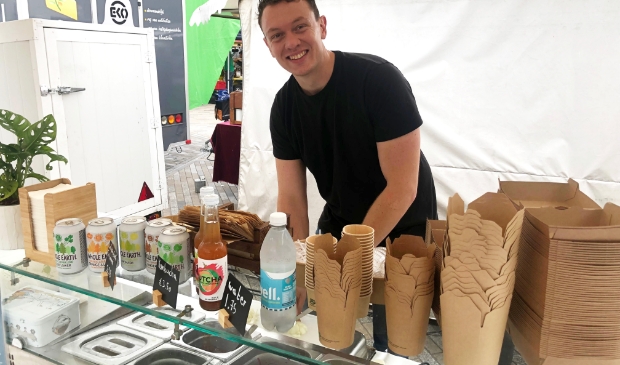 <p>Lukas wil iedereen aan de falafel krijgen.</p>