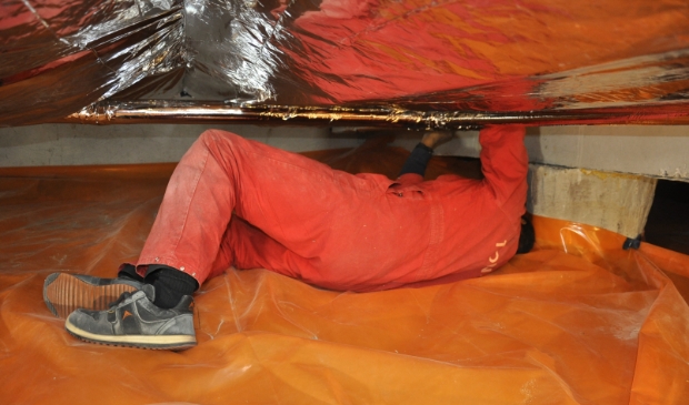<p>Een medewerker van Tonzon installeert TONZON Thermoskussen</p>