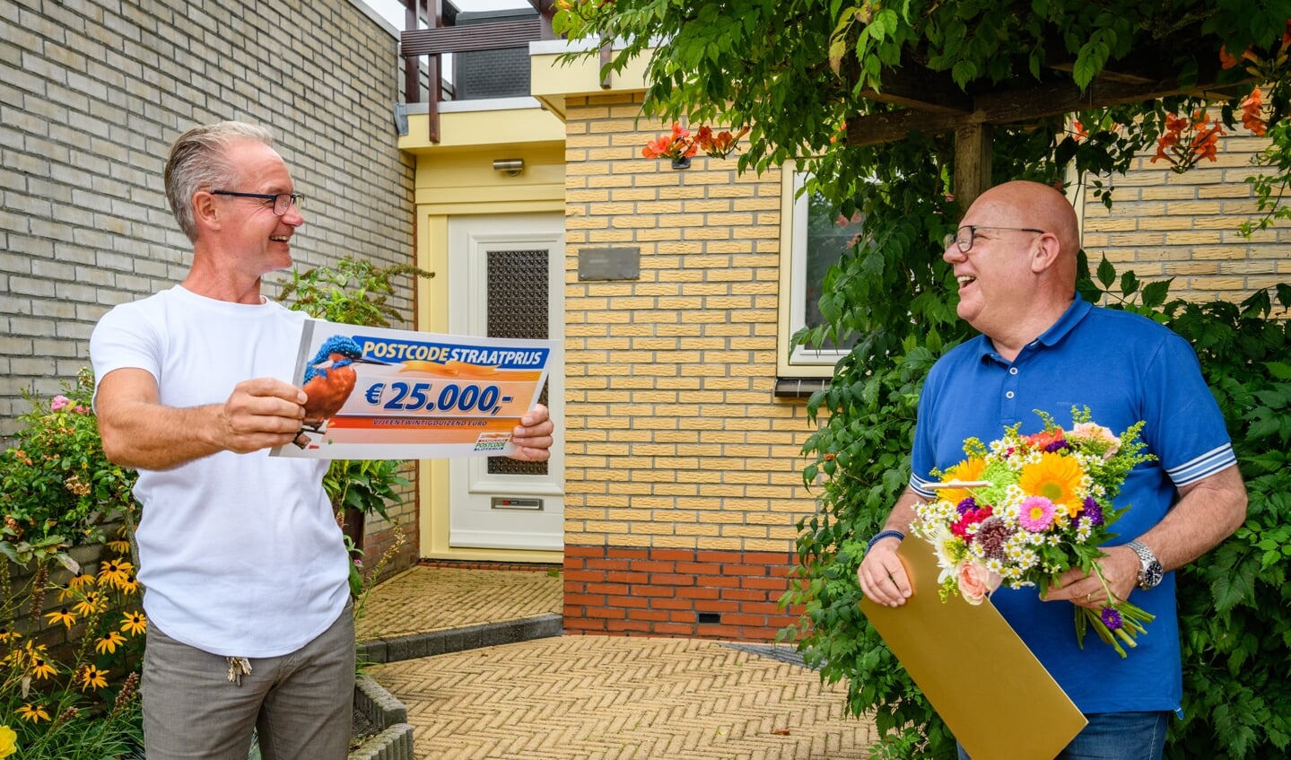 Wietse ontvangt cheque van 25.000 euro van Postcode Loterij-ambassadeur Gaston Starreveld.