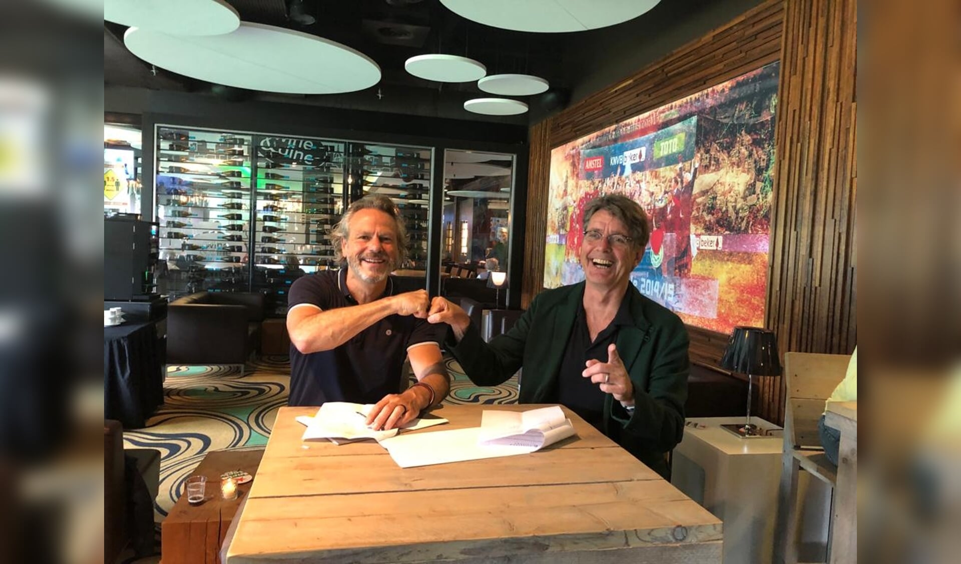 Bestuursvoorzitters Carlo Segers (Friesland College) en Wim van de Pol (Noorderpoort) ondertekenen de samenwerkingsovereenkomst.