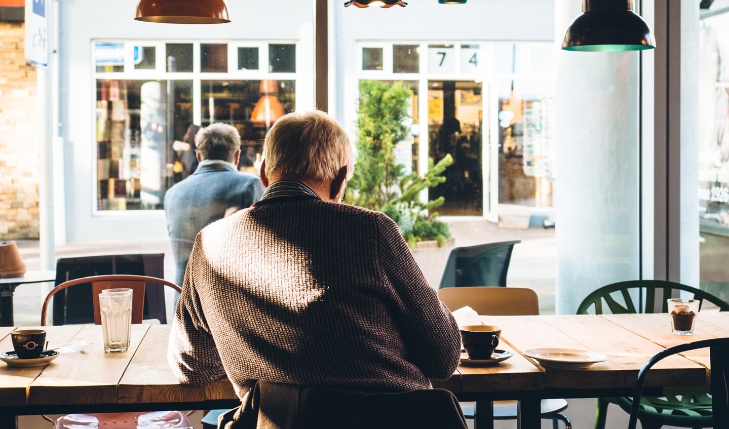 Een Alzheimer Café is een warme ontmoetingsplek voor lotgenoten. 
