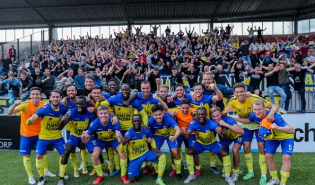 De spelers van SC Cambuur vieren het feestje met het uitvak.