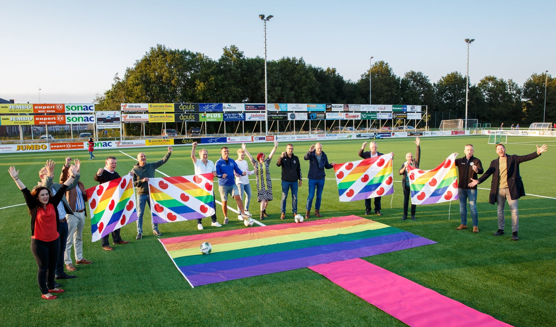 Friesland Kleurt, regenboogvlag bij FC Burgum. Hijsen regenboogvlag bij Friese Amateur voetbalvereniging