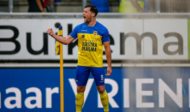 Tom Boere juicht na zijn prachtige 0-2 tegen Go Ahead Eagles.