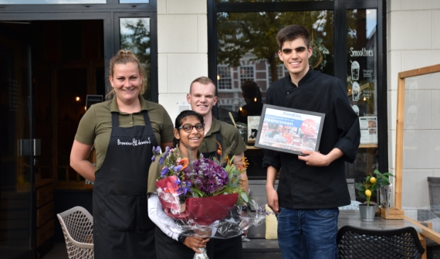 <p>Onderneemster Anke van der Meer en deelneemster Tany. Rick en Jan nemen de prijs in ontvangst.</p>