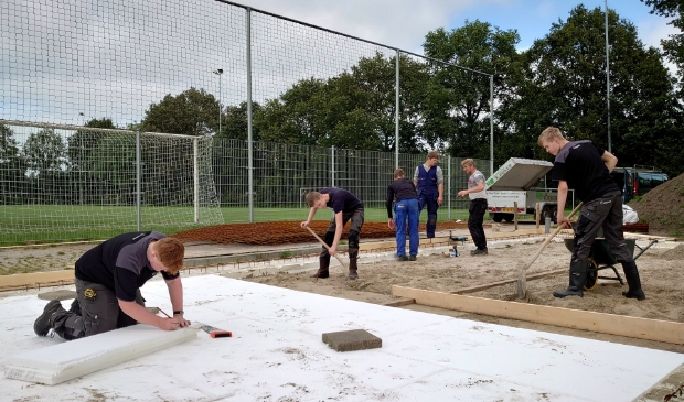 <p>Studenten bouwen een onderhoudsgebouw voor FC Burgum </p>