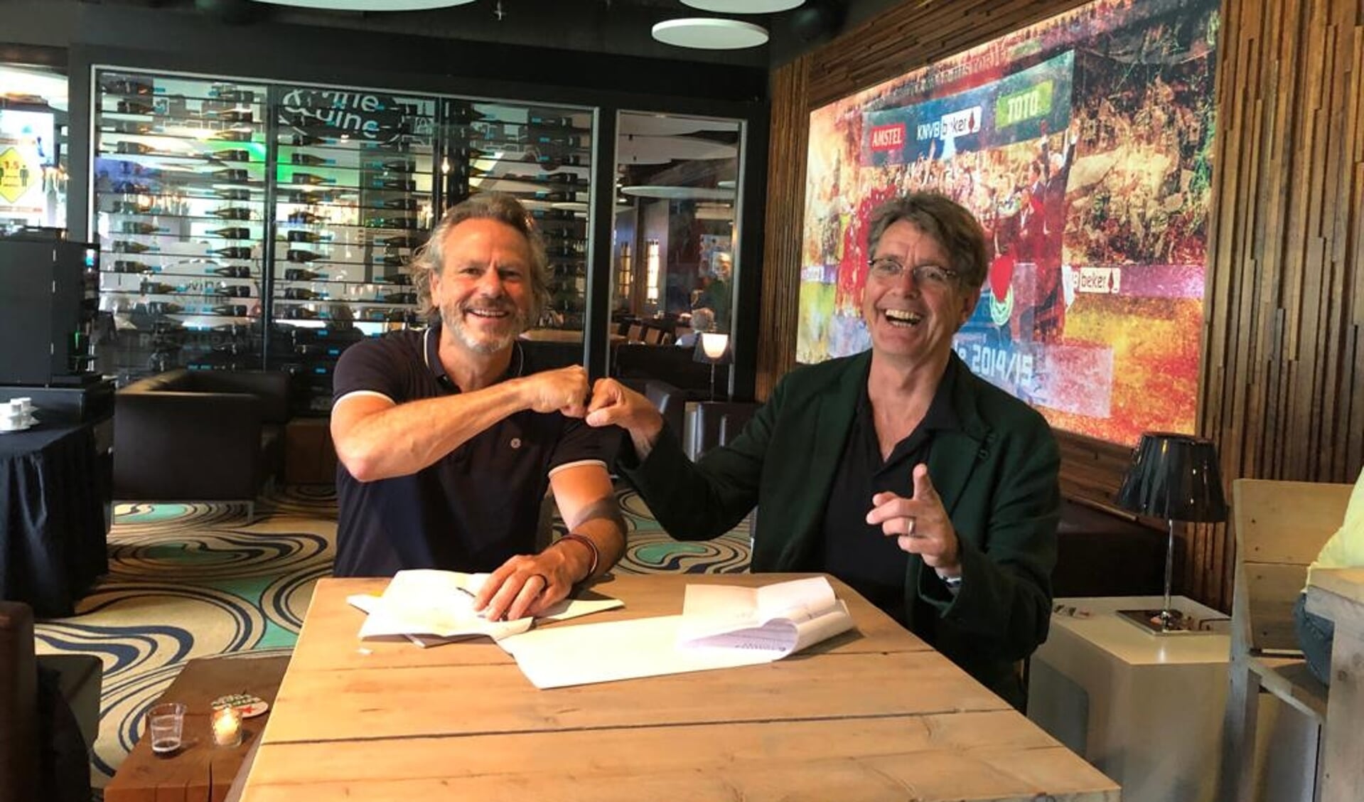 Bestuursvoorzitters Carlo Segers (Friesland College) en Wim van de Pol (Noorderpoort) ondertekenen de samenwerkingsovereenkomst.
