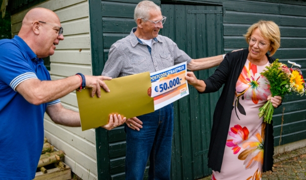<p>Marijke en Allan ontvangen cheque van 50.000 euro van Postcode Loterij-ambassadeur Gaston Starreveld. </p>