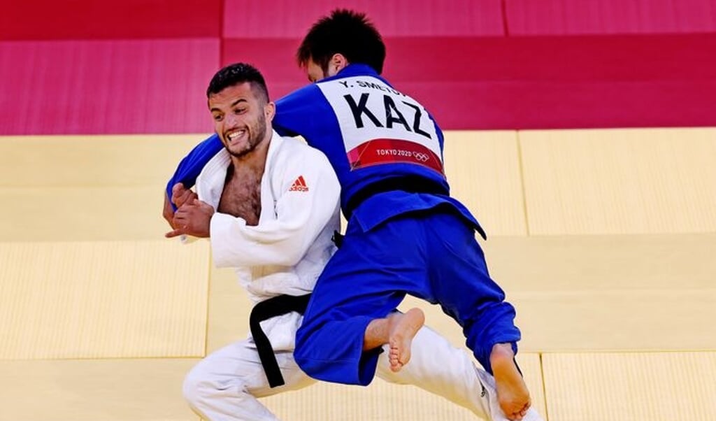 Tornike Tsjakadoea in actie op de Olympische Spelen tegen Yeldos Smetov uit Kazachstan