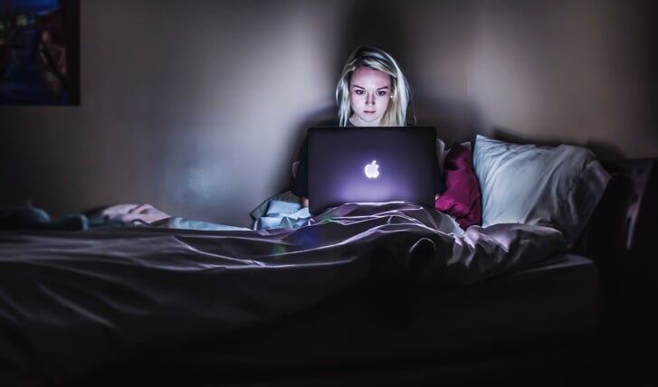 Eén op de vijf jongeren geeft aan meer dan acht uur per dag online te zijn.