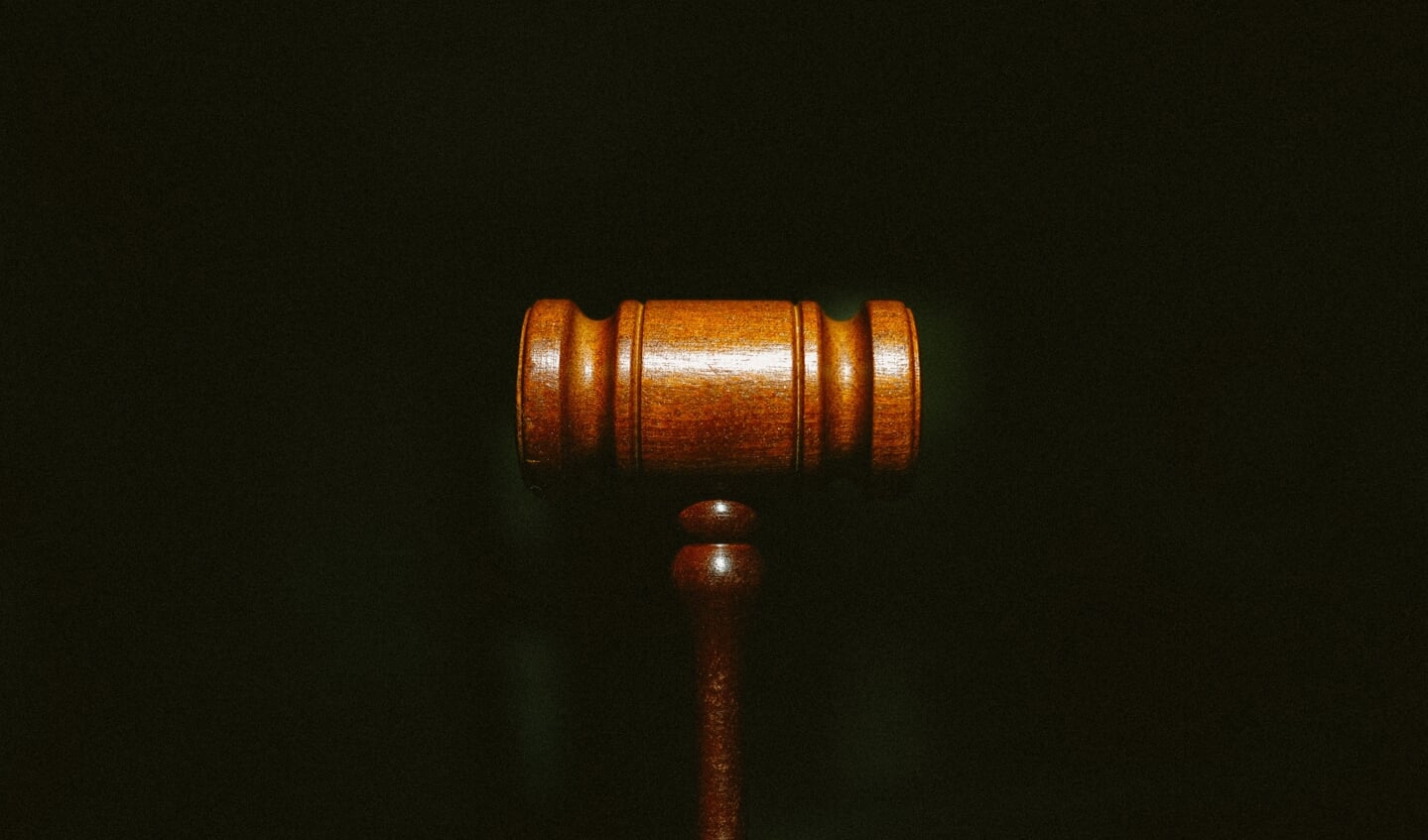 Het OM eist een gevangenisstraf voor de zware mishandeling van een politieagent.