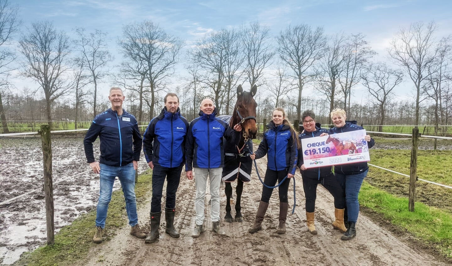 Voorzitter Lucas Dries (Dol Fijn), Hendrik Roorda, John Dekker, draver Fado, Vera Akkerman en bestuursleden Anneke van der Wal en Djoekie Veenstra.