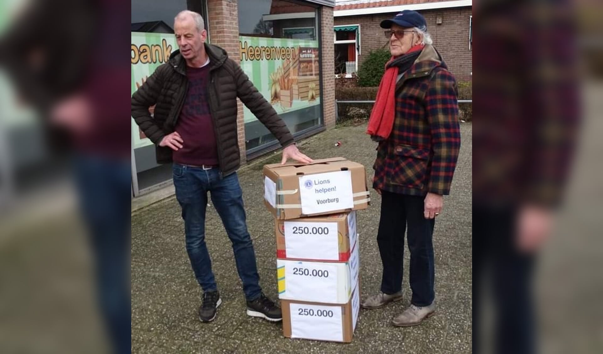 Namens de Voedselbank Heerenveen kreeg Herman Spruijt (l.) de dozen met koffie/theepunten overhandigd door mede-organisator Jan de Kroon van de Lionsclub Heerenveen e.o.