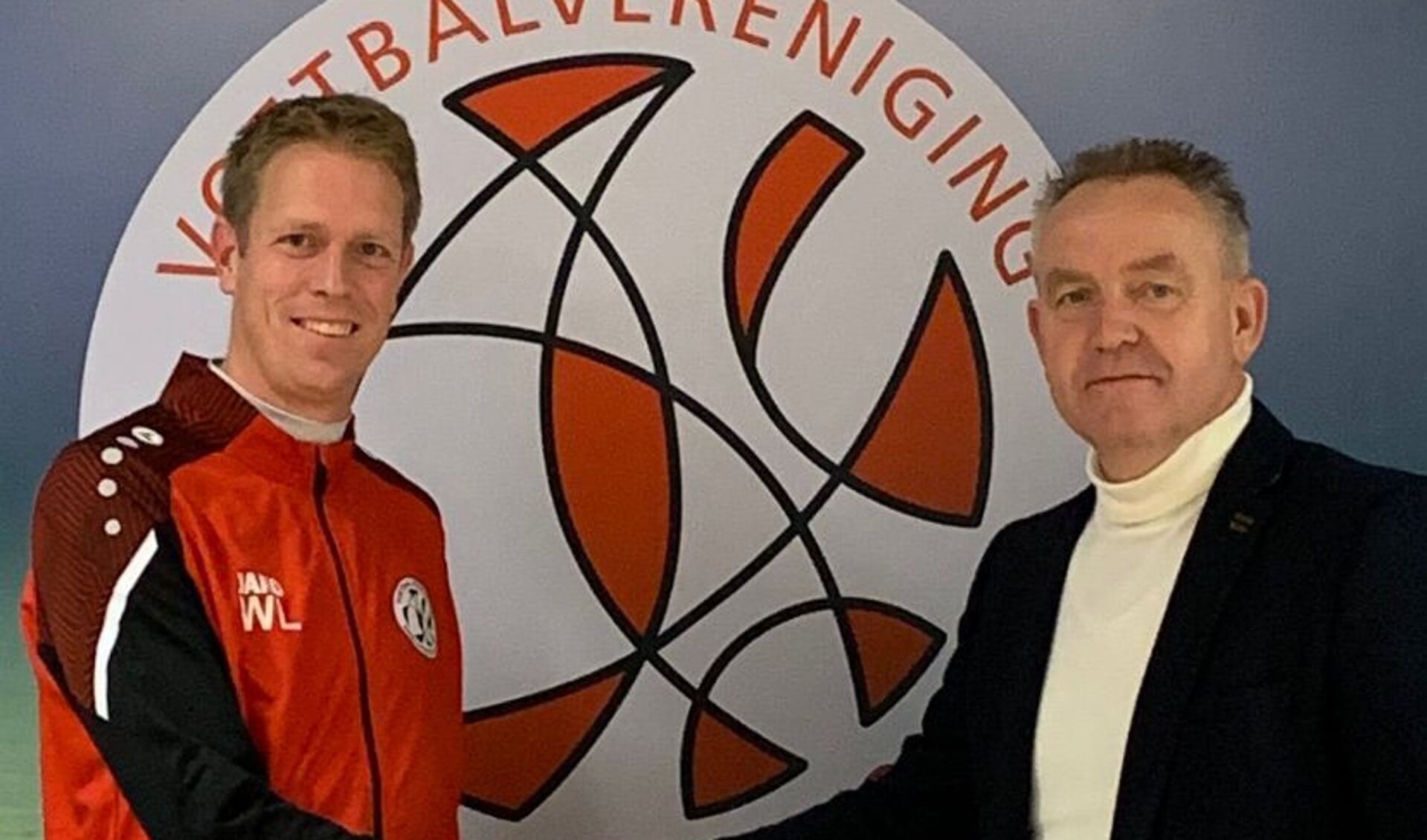 Links trainer Willem Lanjouw, rechts Drachster Boys-voorzitter Gijs Lokhorst. 
