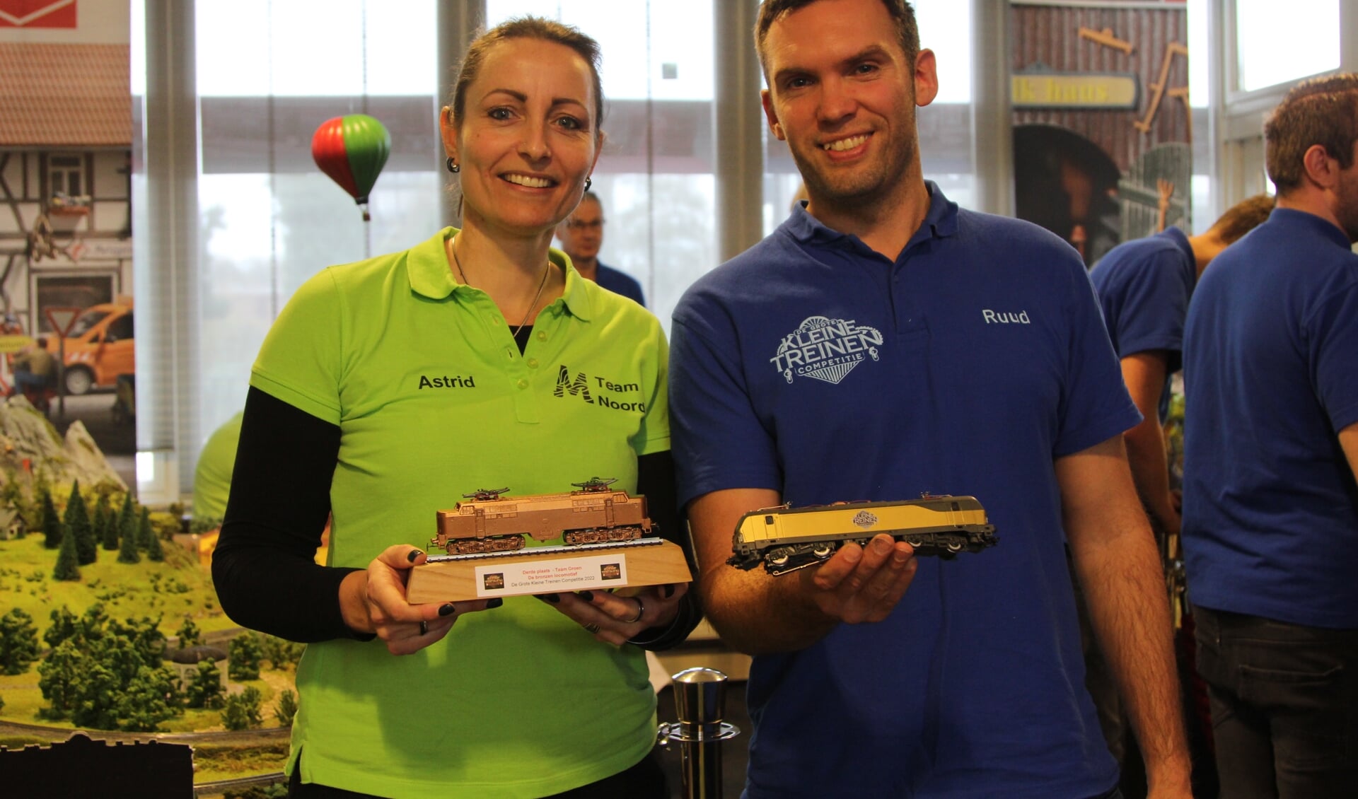Astrid Schots en Ruud Kooger met de bronzen en gouden locomotief.