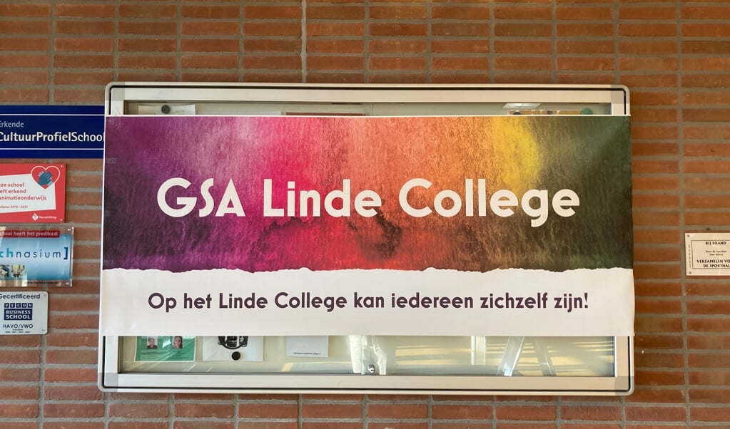 De poster van GSA Linde College hangt in de school.