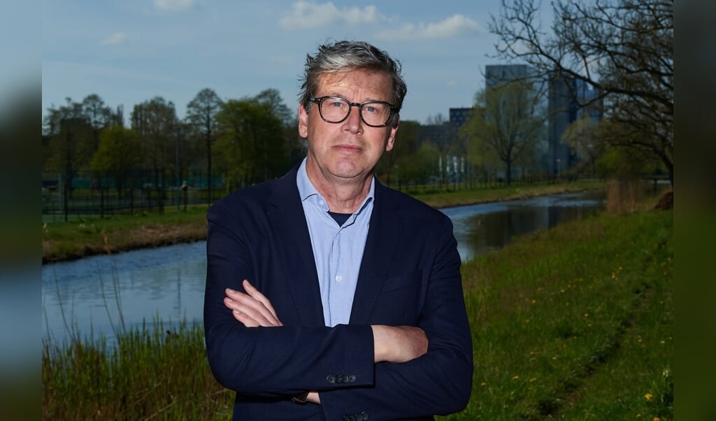 Professor-planoloog Zef Hemel doet de komende vijf jaar wandelend onderzoek in Groningen en Friesland om een ander toekomstverhaal te ontwikkelen dan het huidige dat gericht is op verdere modernisering en versnelling van het economische leven. In het toekomstige gezonde landschap van h...