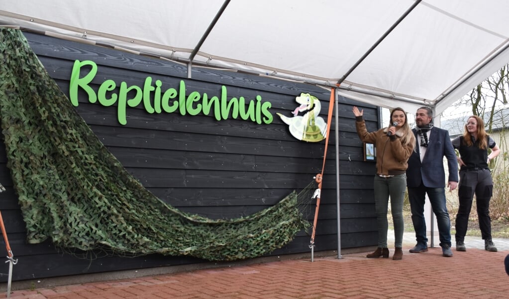 Ecoloog Sterrin Smalbrugge, voorzitter Theo van der Zee en dierenverzorgster Lara van Buuren openen het nieuwe Reptielenhuis
