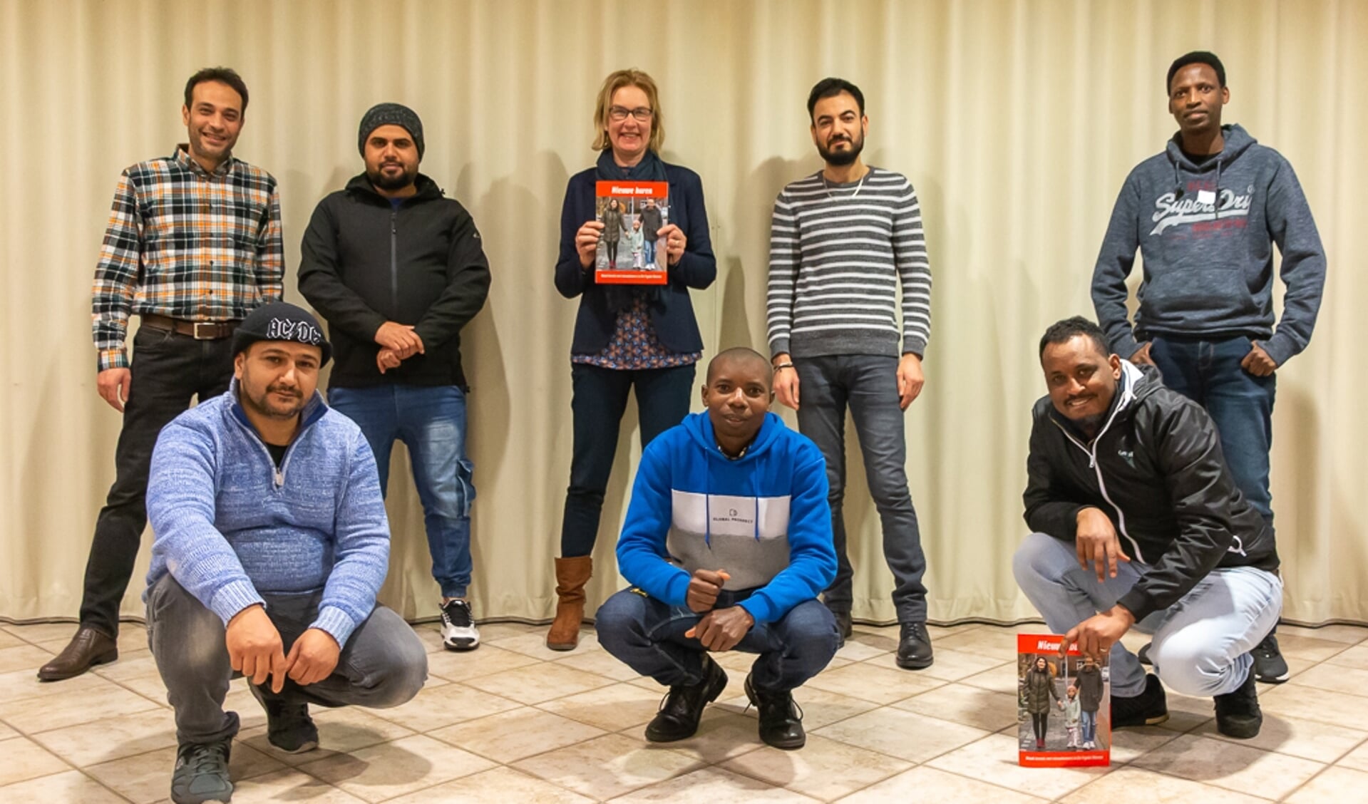VluchtelingenWerk heeft het eerste exemplaar van het interview-bundeltje 'Nieuwe Buren' officieel overhandigd aan wethouder Luciënne Boelsma 