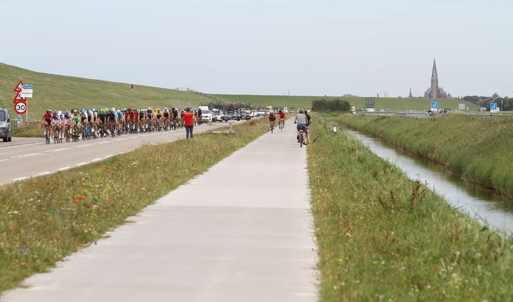 10-08-2015: Wielrennen: Eneco Tour etappe: BolswardDe eerste etappe van de Enecotour leidde het wielerpeloton langs 9 van de 11 Friese Elfsteden.